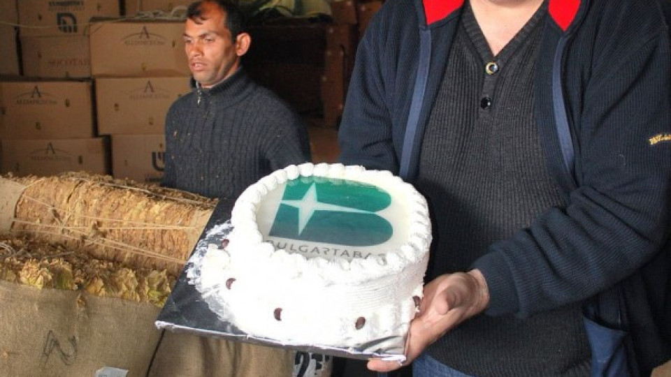 Тютюнопроизводител почерпи с торта изкупвачите на Булгартабак | StandartNews.com
