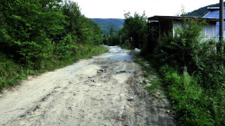 Ремонтират надупчения път до мечия парк 