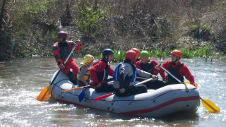 Стотици вдигат адреналина с рафтинг по река Струма