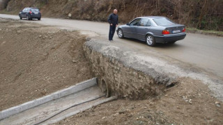 С подпорна стена спряха пропадане на път към 1600 души