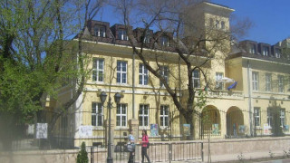 Бизнесмен откупи 9 картини на ученици от Сливен