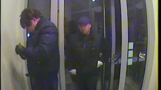 СДВР търси двама за кражба от банкомат