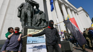 Пиян националист откри стрелба на площада в Киев