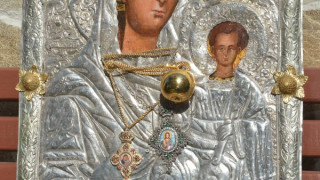 Тази събота в "Стандарт": Подарък икона "Богородица със златната ябълка"