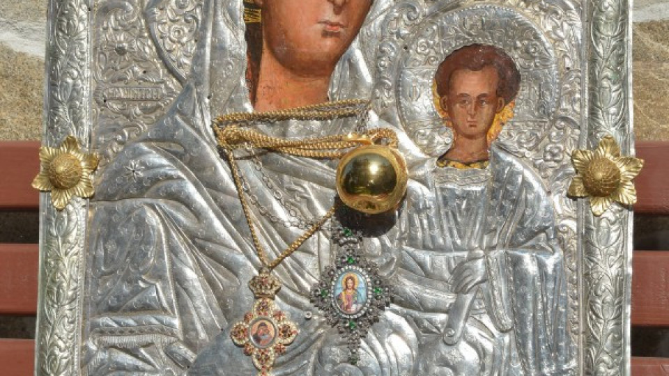 Тази събота в "Стандарт": Подарък икона "Богородица със златната ябълка" | StandartNews.com