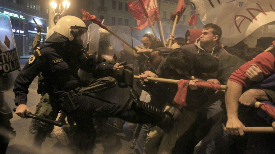 Сблъсъци в Атина заради бюджетни съкращения | StandartNews.com