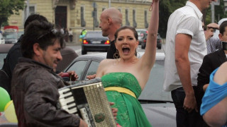 В деня за размисъл: Редуват сватби и балове