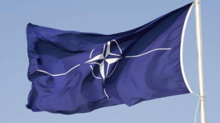 Флагът на НАТО се развява пред президентството