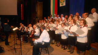 Гърци пяха „Хубава си, моя горо"
