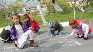 Деца рисуваха за празника на община Струмяни