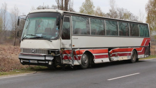 Катастрофа с кола и автобус край Павел Баня