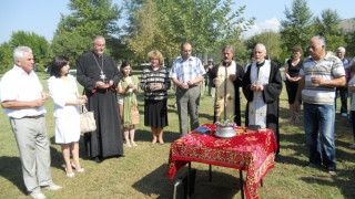 Почистват храма на Ванга за Великден