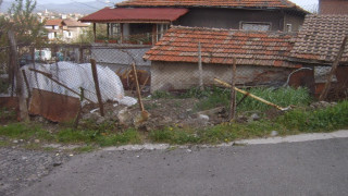Младеж с „Мерцедес" се вряза в ограда в Кърджали