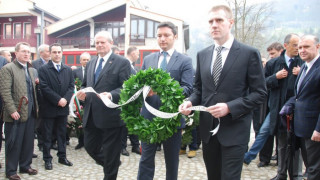  Кристиан Вигенин почете паметта на загиналите деца в Лим