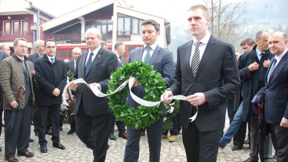  Кристиан Вигенин почете паметта на загиналите деца в Лим | StandartNews.com