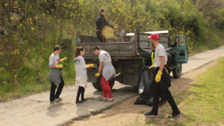 Млади войводи почистиха път към хижа в планина Беласица