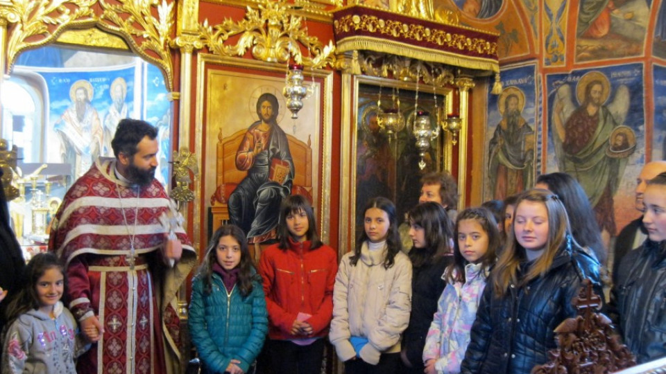 Децата от "Чисти сърца" на лагер в манастир | StandartNews.com