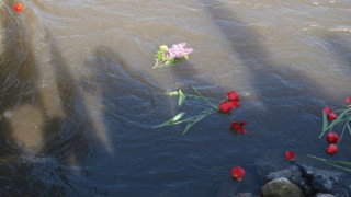 Роми почетоха предците си с цветя в река Струма