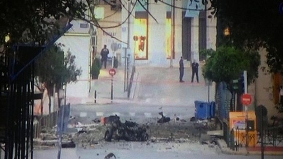 Кола-бомба се взриви пред централната банка на Гърция | StandartNews.com