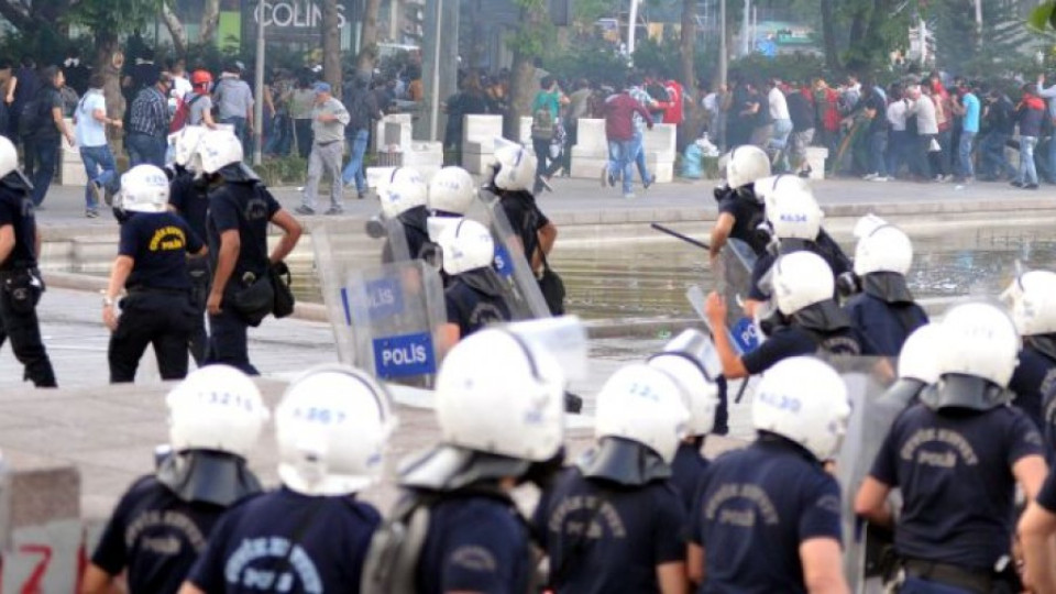 Полицията в Турция арестува 91 служители на US-фабрика | StandartNews.com
