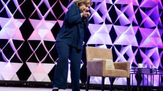 ВИДЕО: Обувка полетя срещу Хилари Клинтън във Вегас