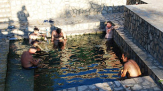 Гърци се лекуват в минералните извори на Огняново