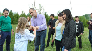 Цветанов и младежите на ГЕРБ засадиха 28 дръвчета край храма на Ванга