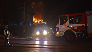 Пожар горя в жилищна сграда в Бургас