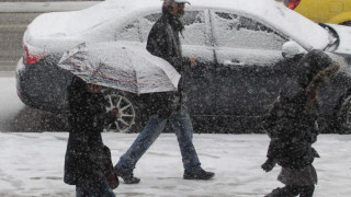 Априлски сняг валя в София, снегорините са в готовност