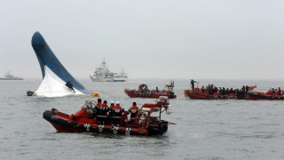 300 изчезнаха с ферибот в Корея