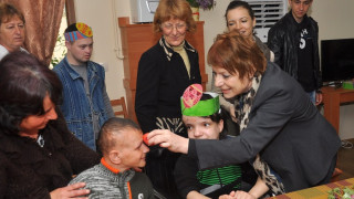 Ева Жечева боядисва яйца с изоставени деца