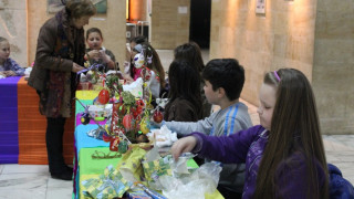 Хлапета боядисаха 200 яйца в кметството на Благоевград