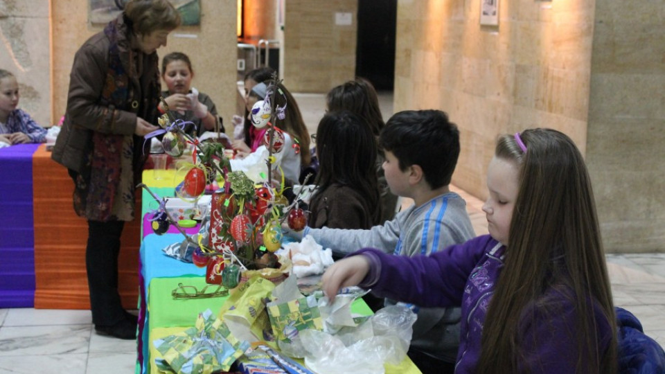 Хлапета боядисаха 200 яйца в кметството на Благоевград | StandartNews.com
