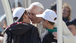 Папата повози деца в папамобила 