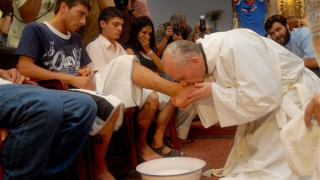 Папата изми краката на некатолици
