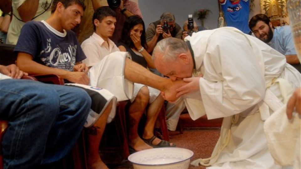 Папата изми краката на некатолици | StandartNews.com