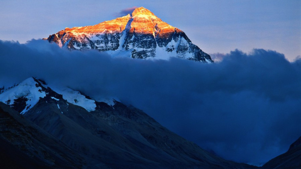 Дванадесет станаха жертвите на лавината на Еверест | StandartNews.com