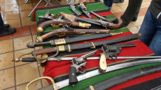 Над 100 пушки, саби, ятагани и револвери - в музей на открито