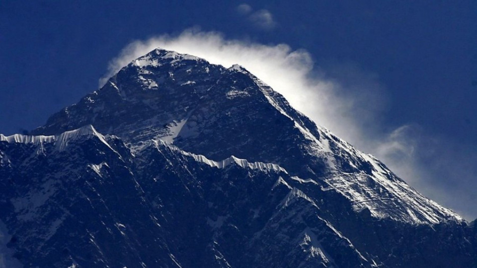 Продължава издирването след лавината на Еверест | StandartNews.com