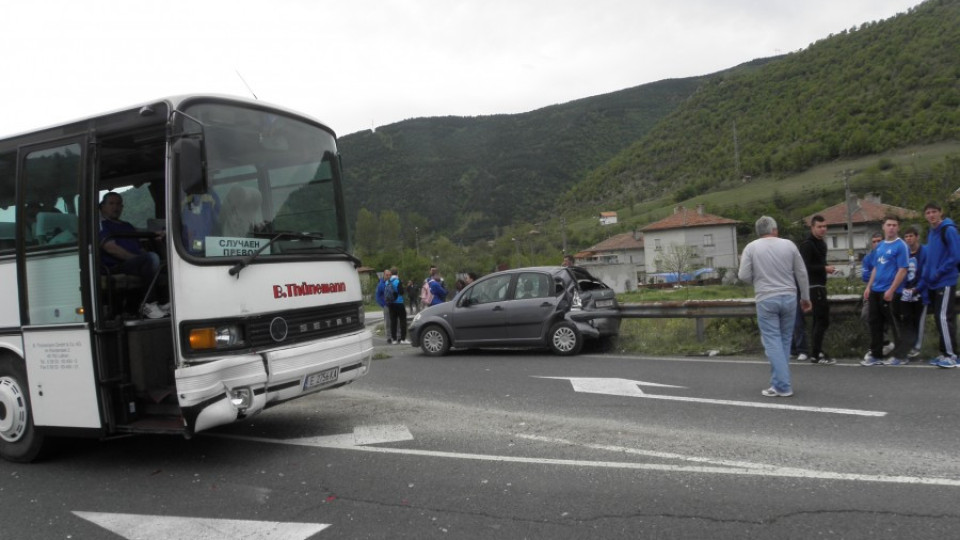 Автобус с фенове на "Левски" катастрофира край Железница | StandartNews.com