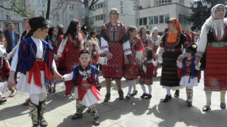 Над 1000 облякоха носии на уникален фестивал в Разлог