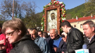 Хиляди пипнаха отново Богородица от Бачково