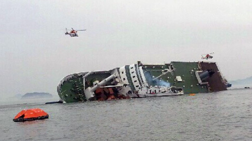 Жертвите на южнокорейския ферибот вече над 100 | StandartNews.com