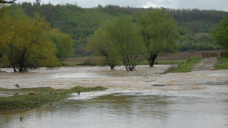 Приливна вълна потопи селата Плешивец и Гюргич