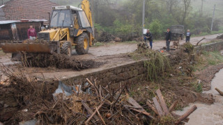 Военна техника отпушва реките в наводнените села