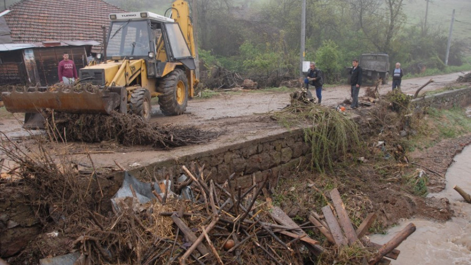 Военна техника отпушва реките в наводнените села | StandartNews.com