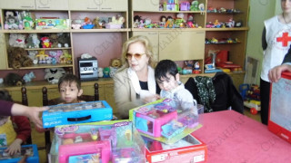 Силви Вартан зарадва с подаръци хлапета в Благоевград