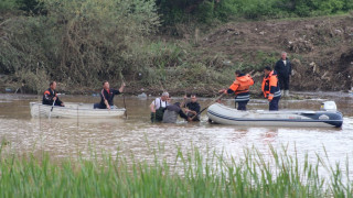 Откриха тялото на детето от удавеното семейство край Винево