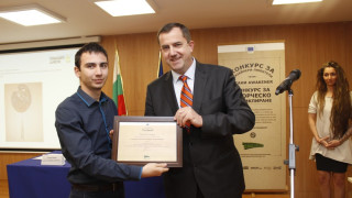 Млади дизайнери рециклират и творят в „Стани Awakener"