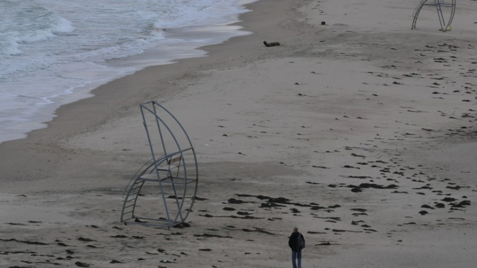 Иманяри копаят плажа на Сънито за злато | StandartNews.com